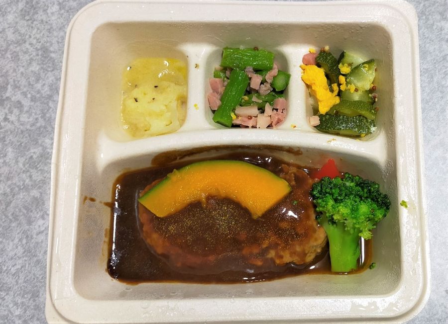 ハンバーグと温野菜のデミの中身