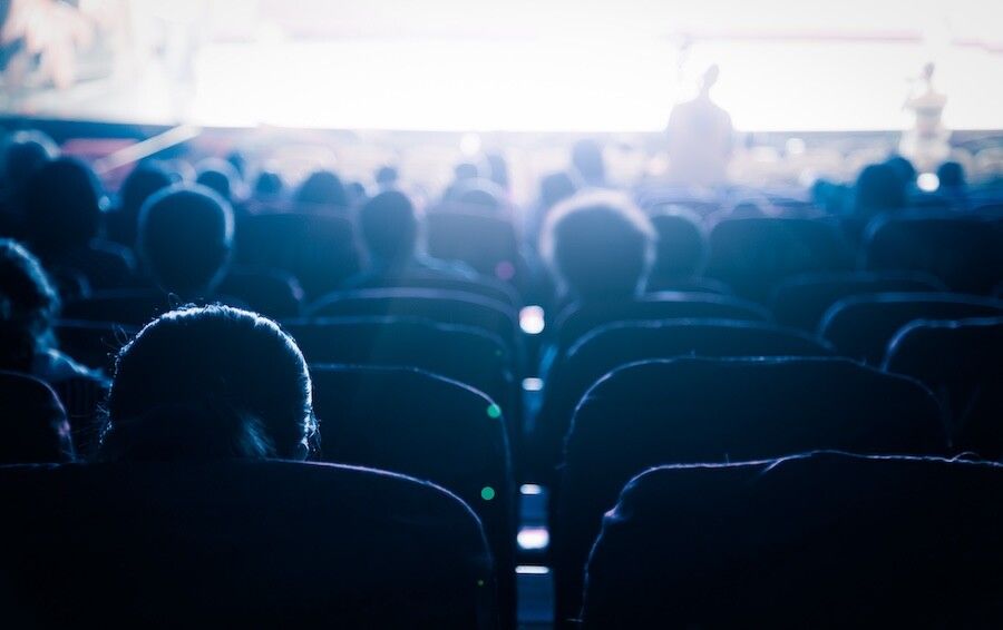映画館で映画鑑賞をしている人々の画像