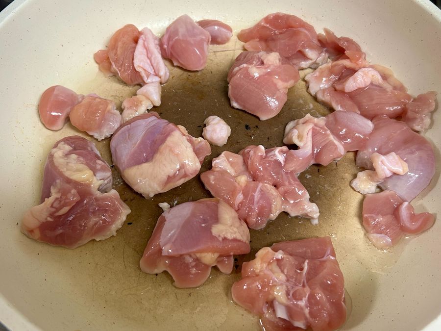 鶏肉は水気を取ってフライパンで焼く