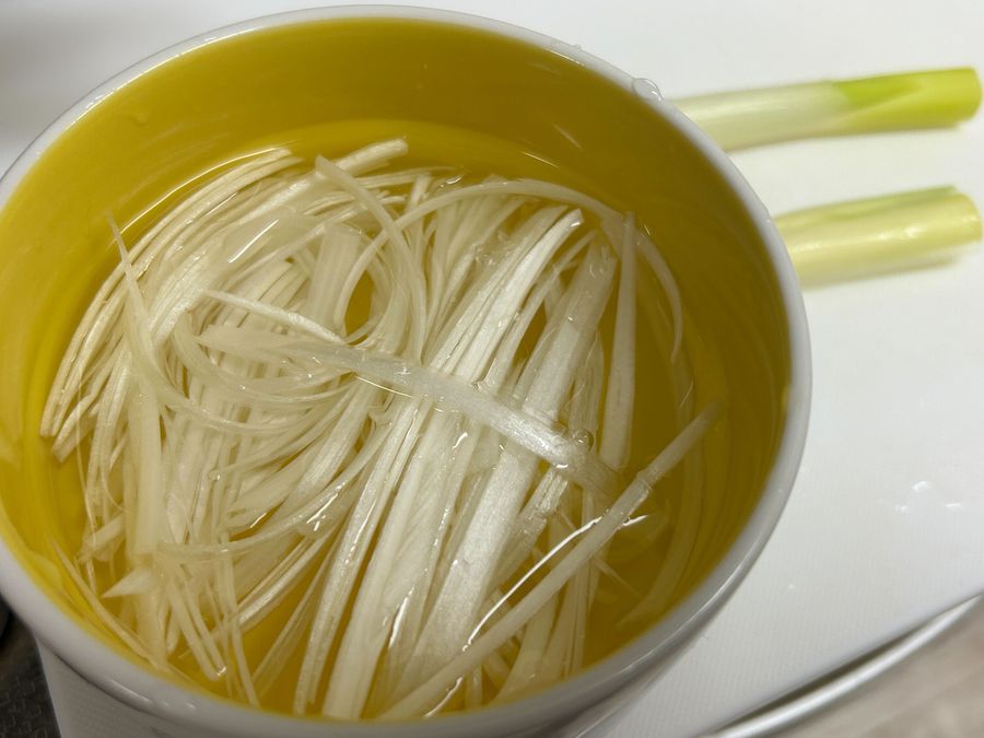 長ネギはカットして冷水にさらす