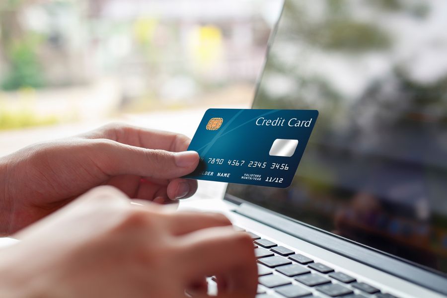 パソコンの前のクレジットカード