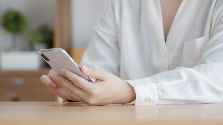 スマホでメールの確認をしている