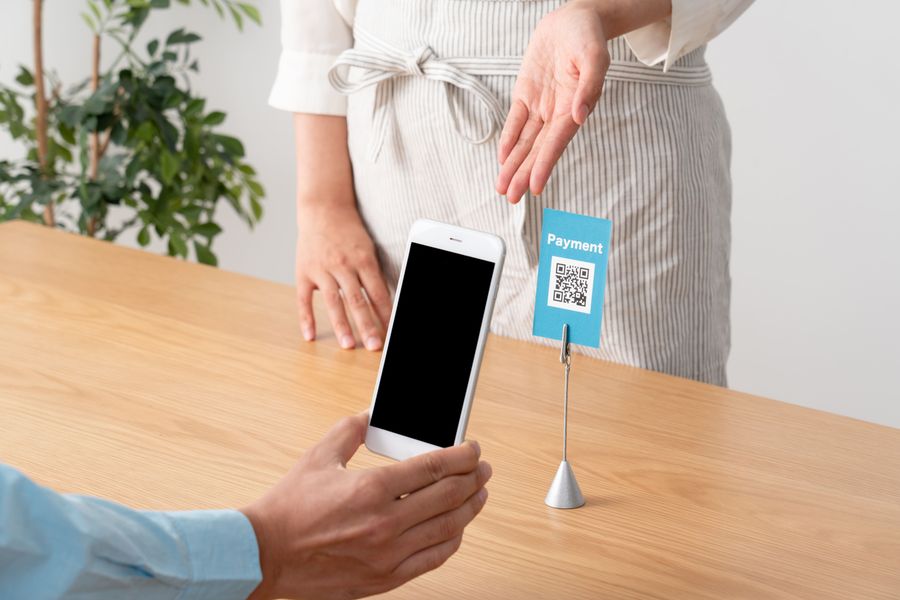 スマホでキャッシュレスで決済している