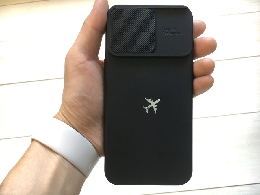 SHEINで買ったスマホケースを持っている画像
