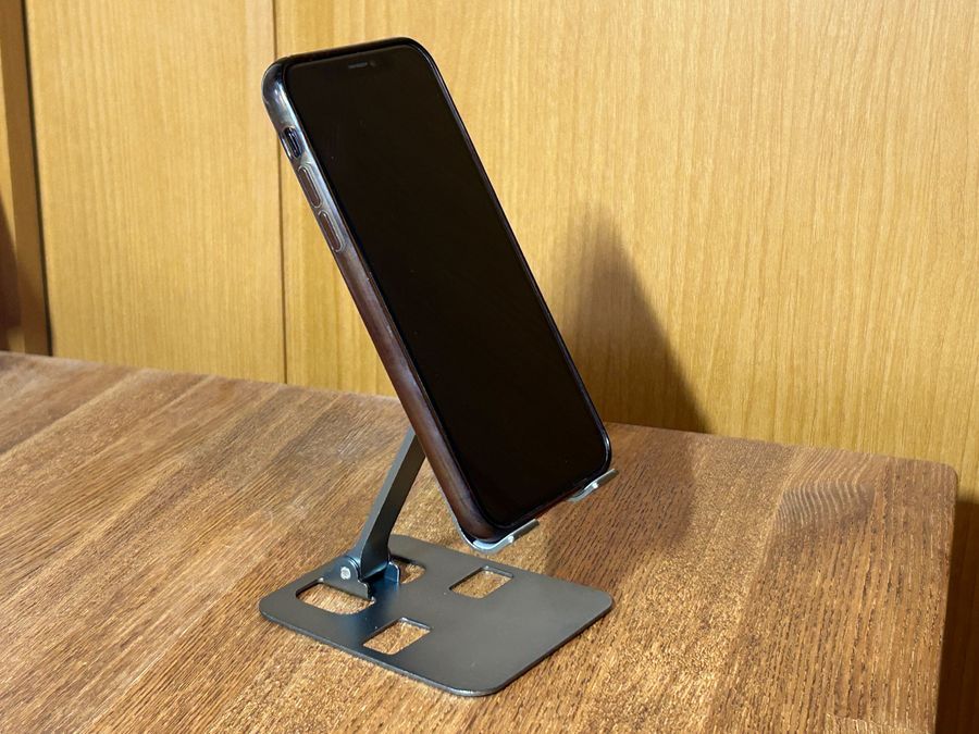 Temuの金属製スマホスタンドにiPhoneを乗せた画像