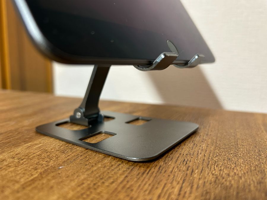 iPadを縦向きでスマホスタンドに乗せた画像