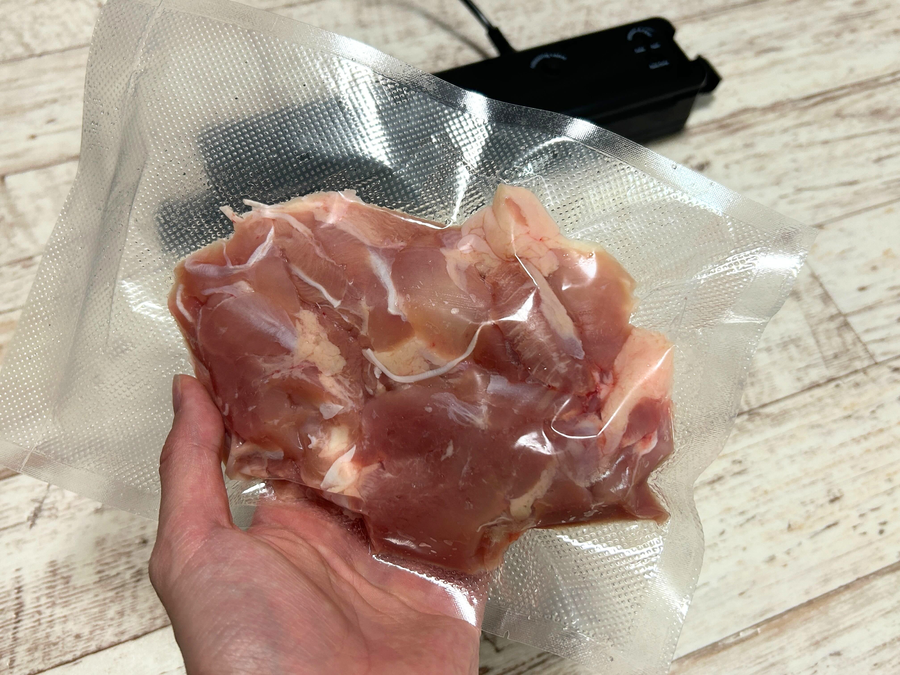 真空パックした鶏肉の写真
