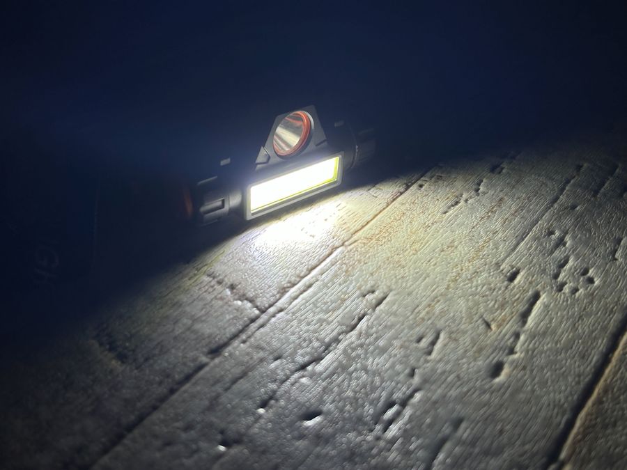 LEDライトを暗闇で点灯させた写真