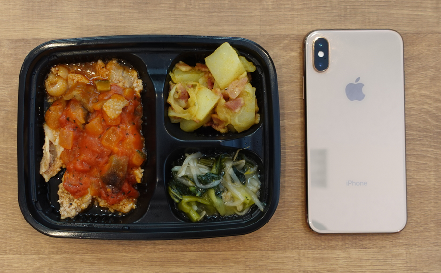 ワタミの宅食ダイレクトの冷凍弁当を食べたときの様子。