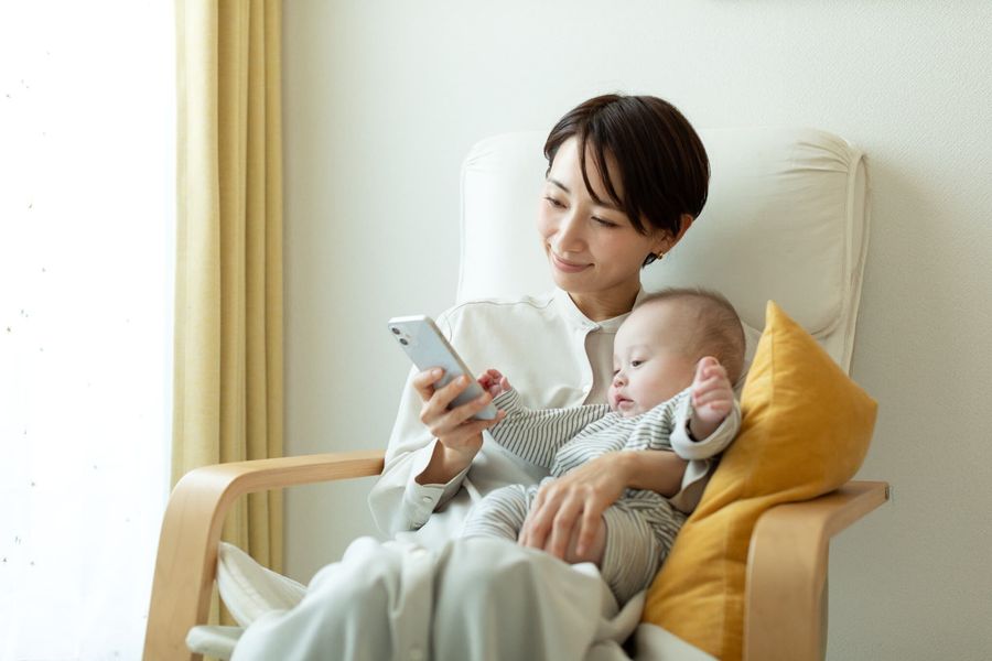 スマホ　お母さん　イメージ画像