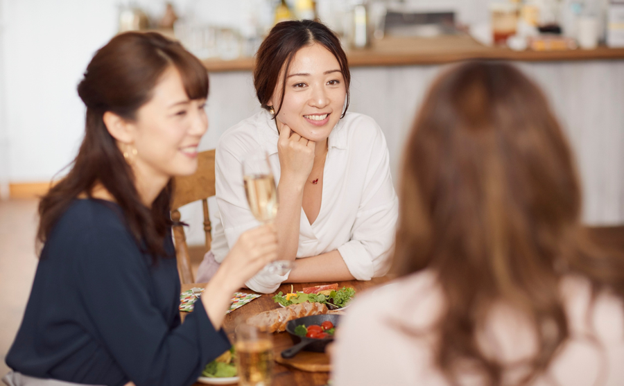 女性　食事　イメージ画像