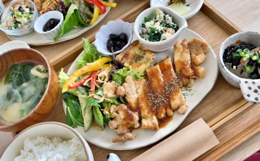 定食　外食　イメージ