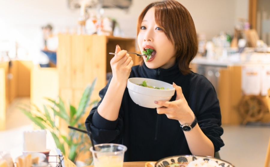 女性　食事　イメージ