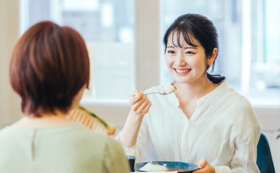 女性　外食　イメージ
