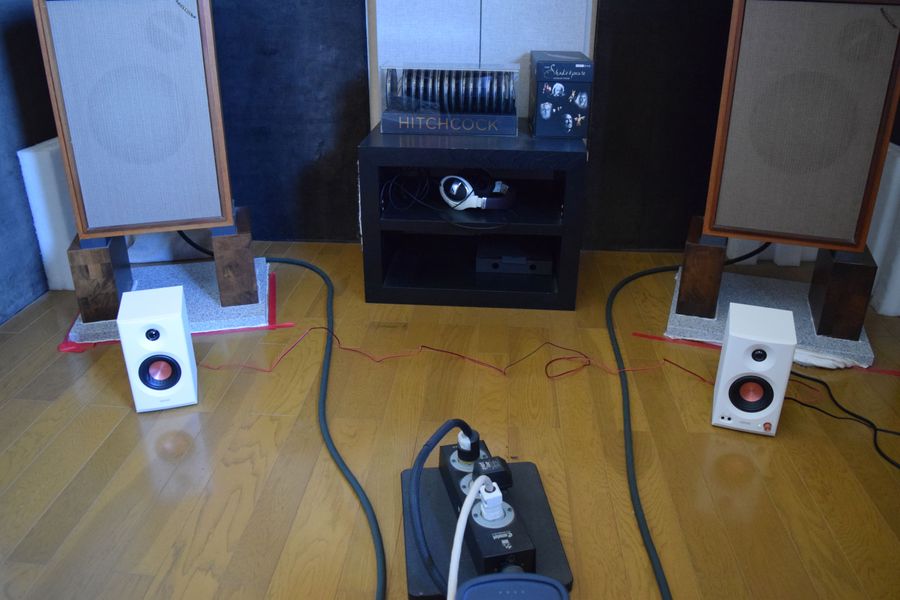 Edifier MR3と大型スピーカーとのサイズ比較