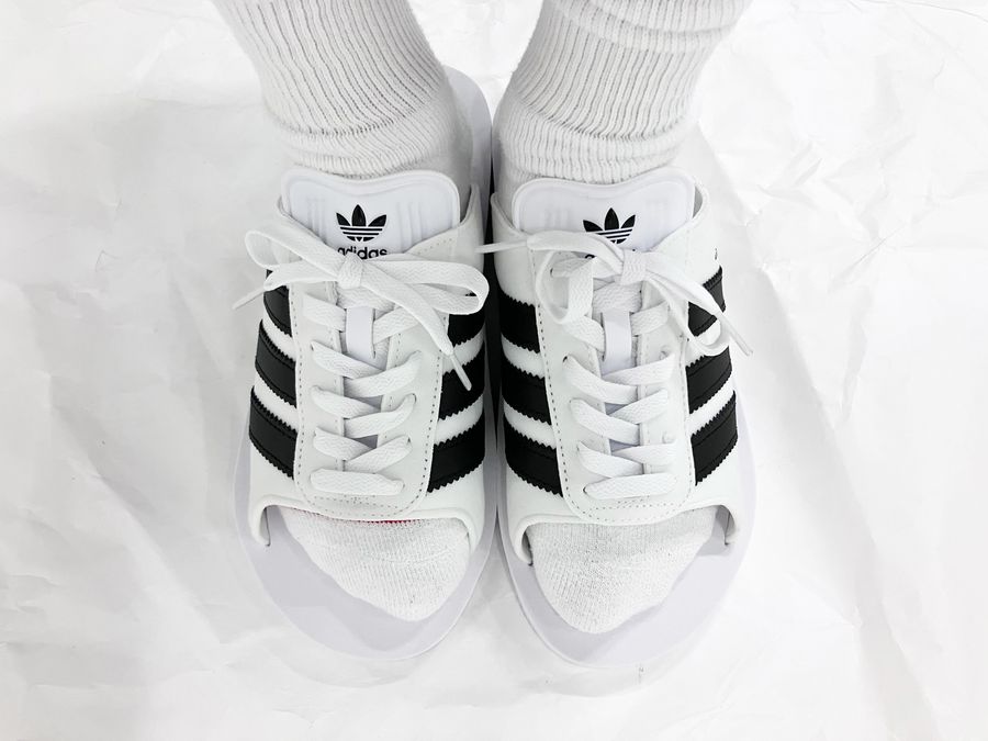 adidasのスニーカーサンダル