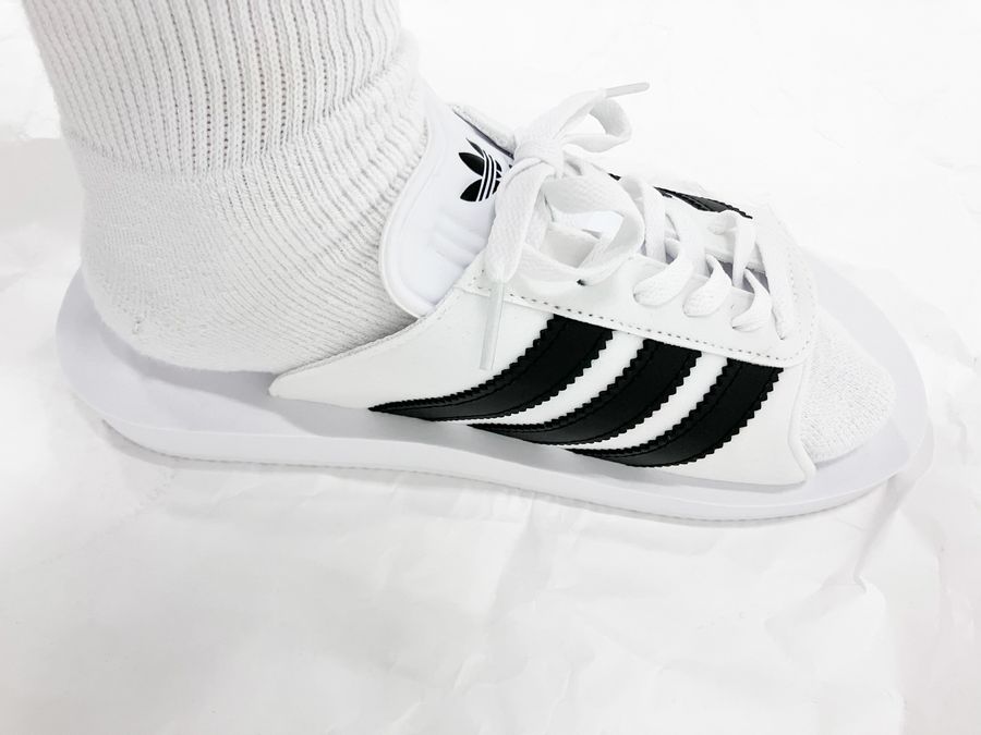 adidasのスニーカーサンダル