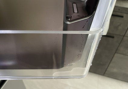 山崎実業towerシリーズ ハンドル付きスリム冷水筒の使用レポート画像。エア抜きの穴から漏れた内容物で冷蔵庫のドアポケットが水浸しになっている