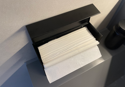 山崎実業towerシリーズ ウォールペーパーホルダーの使用レポート画像。ペーパーがパンパンに詰まっている様子