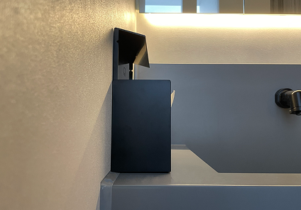 山崎実業towerシリーズ ウォールペーパーホルダーの使用レポート画像。壁付けでふたを変えると返しが邪魔で補充がしにくい