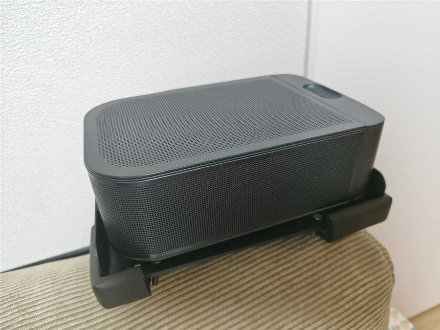 JBL BAR1000のリアスピーカーを設置している