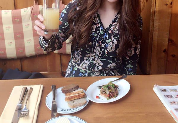 乾杯する女性